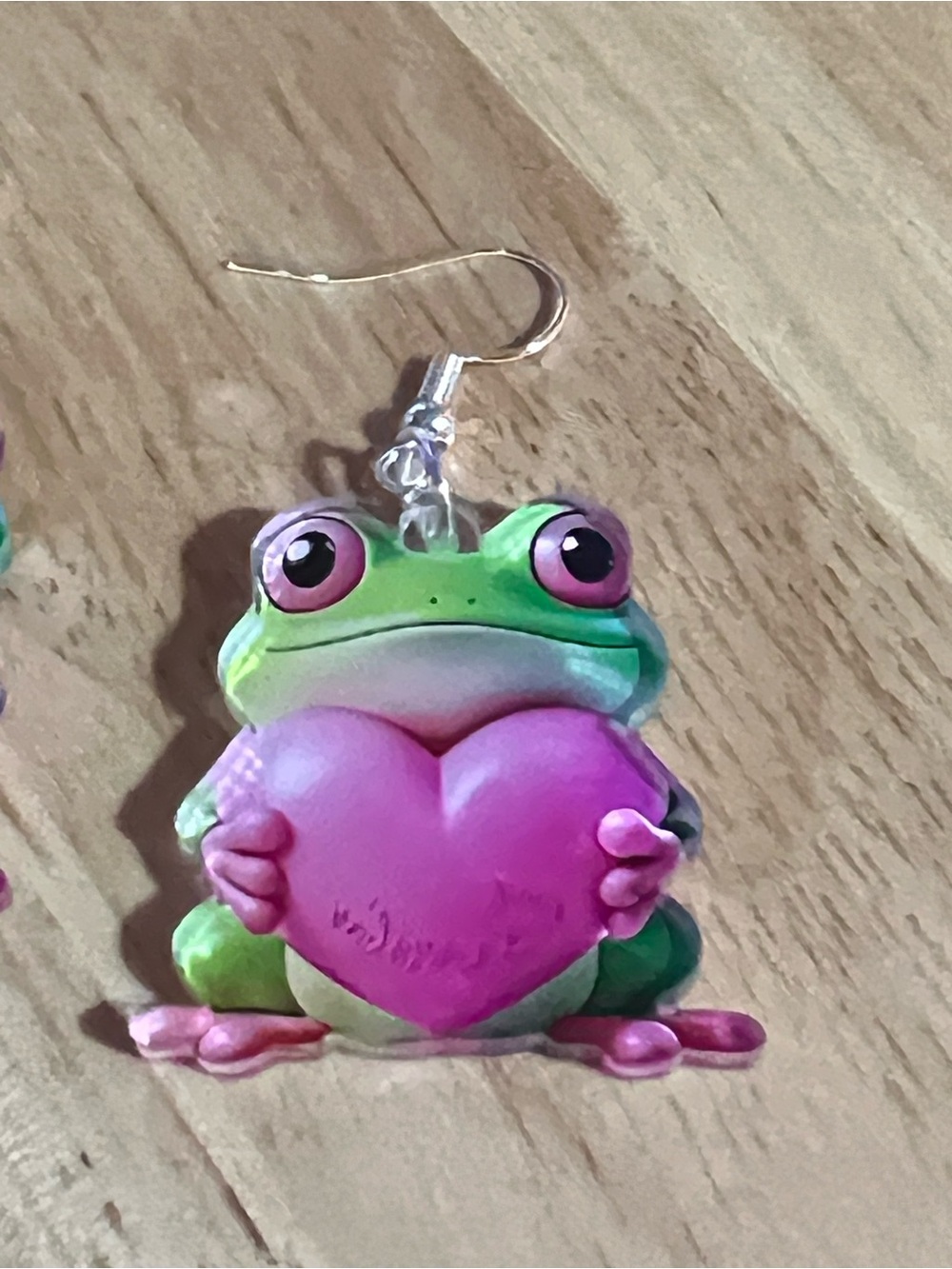 Cute Green Frog Earrings Holding Pink Hearts E69 - Picture 3 of 4